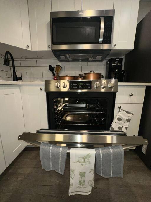Brand New 1 Bedroom Basement Suite. Wi-fi,netflix Apartment