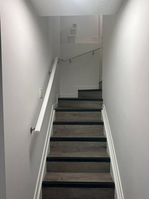 Brand New 1 Bedroom Basement Suite. Wi-fi,netflix Appartement