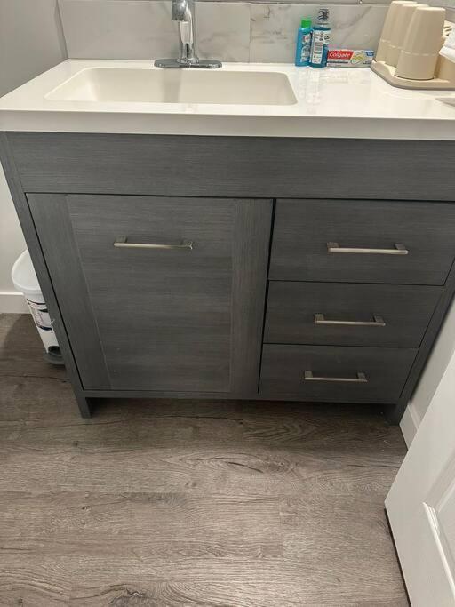 Brand New 1 Bedroom Basement Suite. Wi-fi,netflix Appartement Edmonton